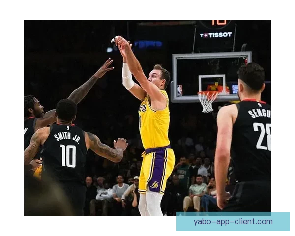 火湖大战暗潮汹涌 湖人积极沟通火箭各自为战引发热议