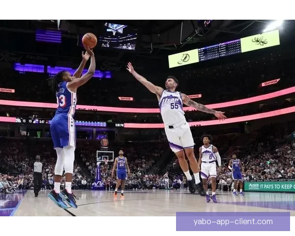 埃奇库姆伤愈复出砍下22分13篮板 76人连续两季横扫爵士 贝利豪取25分